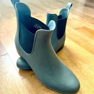 Storm Rain boots size 9